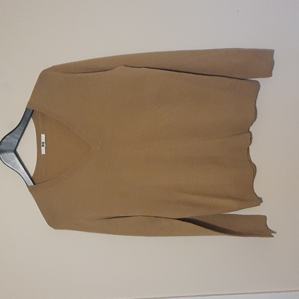 Uniqlo 100% virgin wool light knit tan v neck sweater